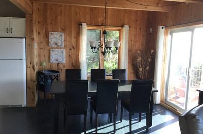Salle à manger avec vue sur le fleuve