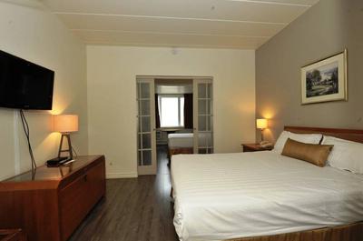 Chambre queen   © Hôtel Le Voyageur