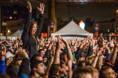 Fille heureuse dans la foule