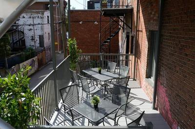 Grande terrasse à l'arrière