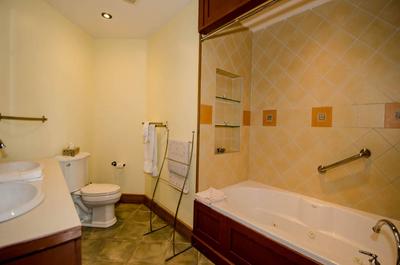 Salle de bain avec bain à remous