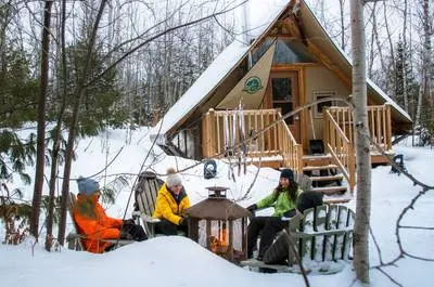 Dormir en tente prêt-à-camper l'hiver   © Parc Canada