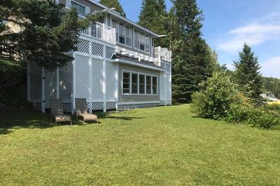 Chalet avec façade sur le lac