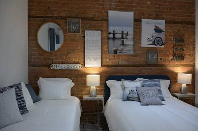 Grande chambre avec deux lits