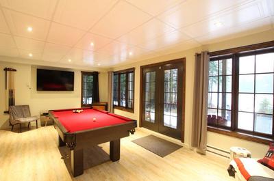 Salle familiale avec billard et écran géant   © Valéry et Paul