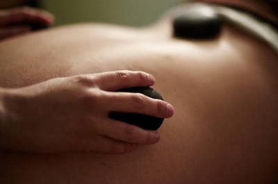 Massage aux pierres chaudes