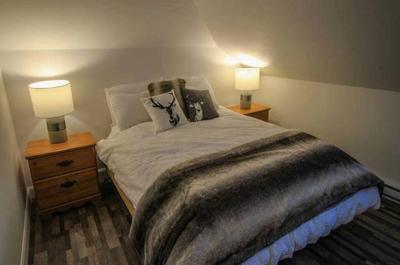 Chambre-suite à l'étage avec salle d'eau   © Monsieur Chalets