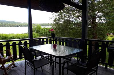 Balcon avec vue sur le lac