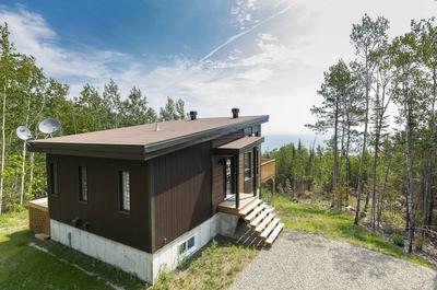 Vue du chalet avec fleuve