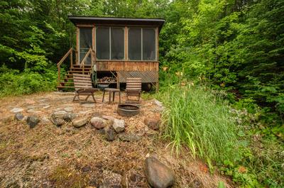 Gazébo au bord de la rivière