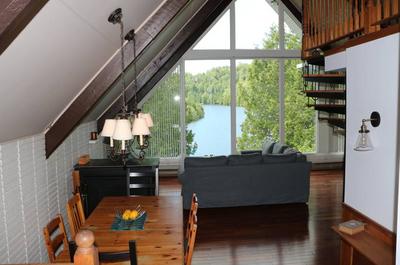 Salle à manger et vue sur le lac   © S. Poissant