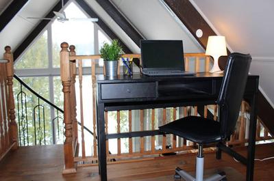 Bureau de travail et vue sur le lac   © S. Poissant
