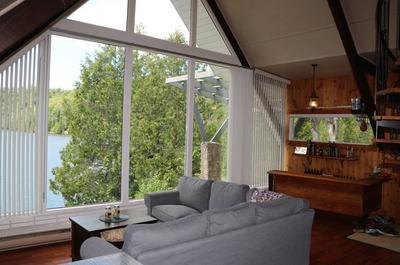 Salon avec vue sur le lac   © S. Poissant
