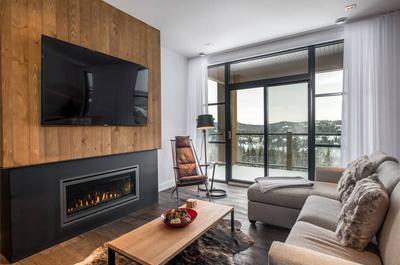 Salon avec foyer au gaz   © Tremblant Prestige