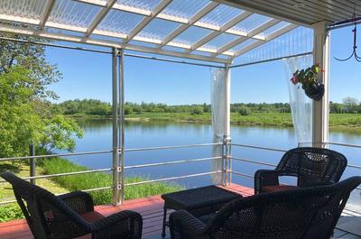 La terrasse sur le bord de l'eau