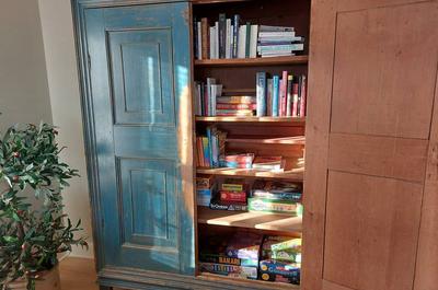 Armoire antique livres jeux
