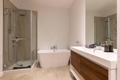 Grande salle de bain   © Home in Montreal