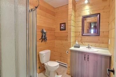 Salle de bain avec douche