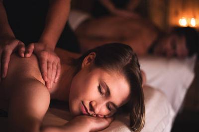 Massage à l'intérieur d'un refuge en forêt   © Spa Nordic Station