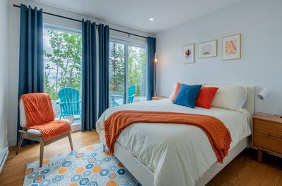 Chambre lit queen avec vue