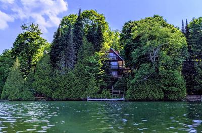 Maison vue depuis le lac