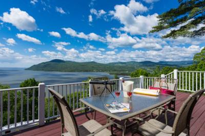 Vue grandiose sur le fleuve les caps et la baie