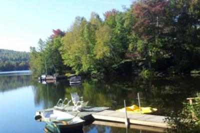 Quai avec activités nautiques