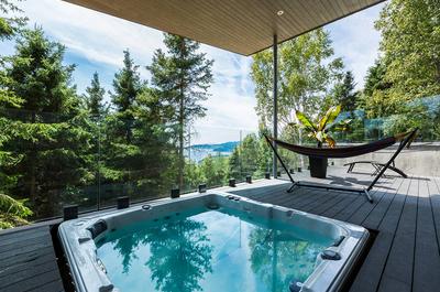 Terrasse inférieure avec spa   © R.Bouchard
