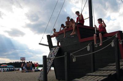 Le bateau de pirate sur la plage