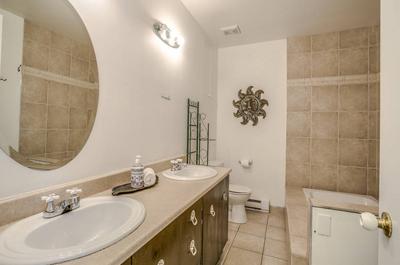 Salle de bain avec douche indépendante