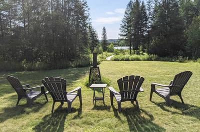 Foyer extérieur avec vue sur le lac   © Y.Frérot