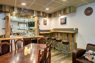 Bar comptoir et table de jeu