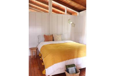Chambre avec lit queen   © S.Hébert