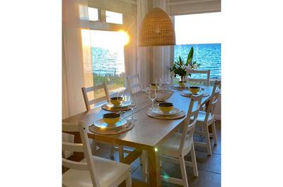 Salle à manger avec vue sur le littoral