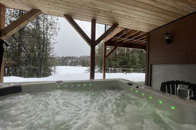 Spa couvert avec vue sur le lac   © E.Stuyck