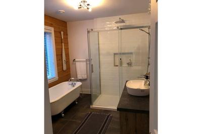 Salle de bain avec grande douche