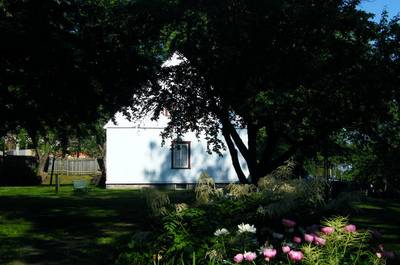 Maison et jardin de fleurs