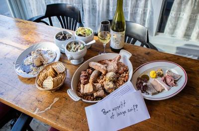 Des menus complets sur place ou pour emporter   © A.Zacharie