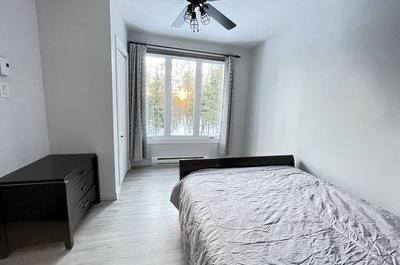 Chambre à l'étage avec lit queen