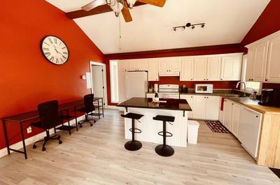Cuisine et espace télétravail avec bureau double