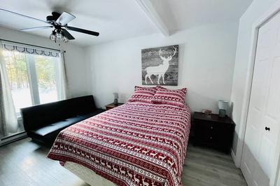 Chambre au rez-de-chaussée lit queen