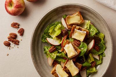Salade tiède à la pomme et au camembert   © Piazzetta