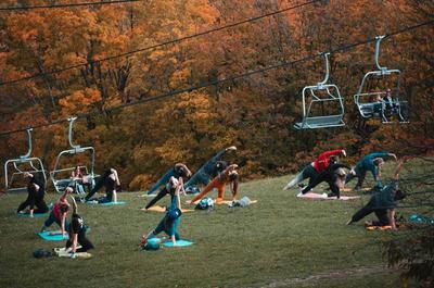Séance de yoga au sommet   © C.Binette