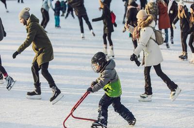 Enfant sur patinoire Vieux-Port de Montréal   © Patin Patin
