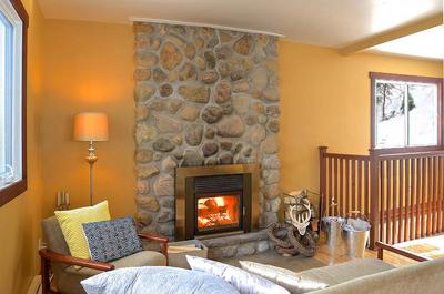 Salon avec poêle à bois   © Chalets Booking