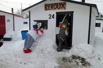 Chalet de pêche & mascottes   © J.Lessard-Voisard