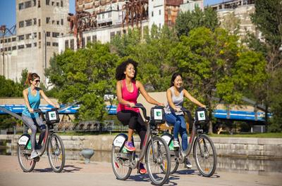 En vélo au canal de Lachine   © Parcs Canada