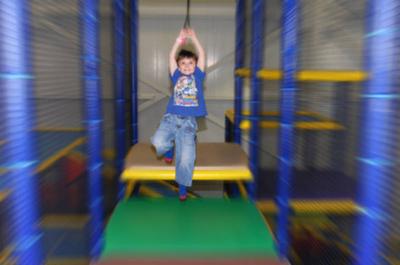 Tyrolienne dans le labyrinthe géant   © Zükari - Centre d'amusement