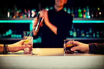 Discussion au bar   © Société des établissements de jeux du Québec