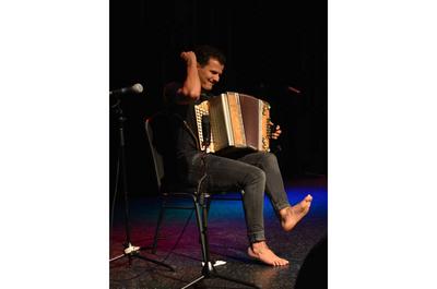Accordéoniste aux pieds nus   © J.Simard